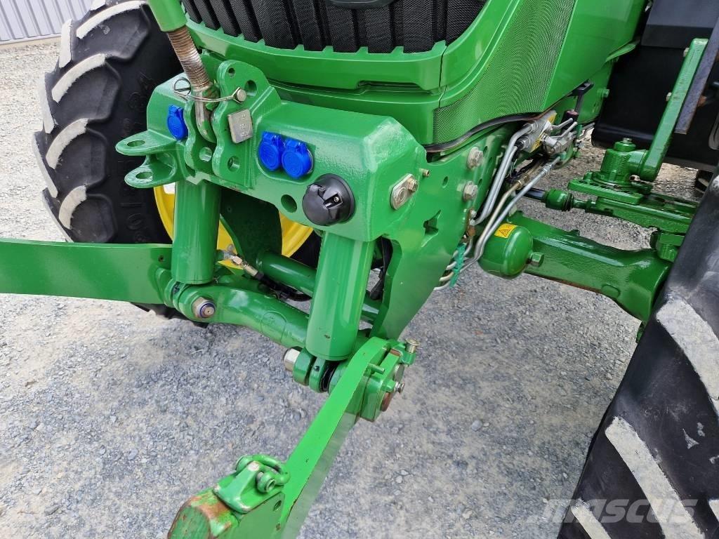 John Deere 6115 R Traktori