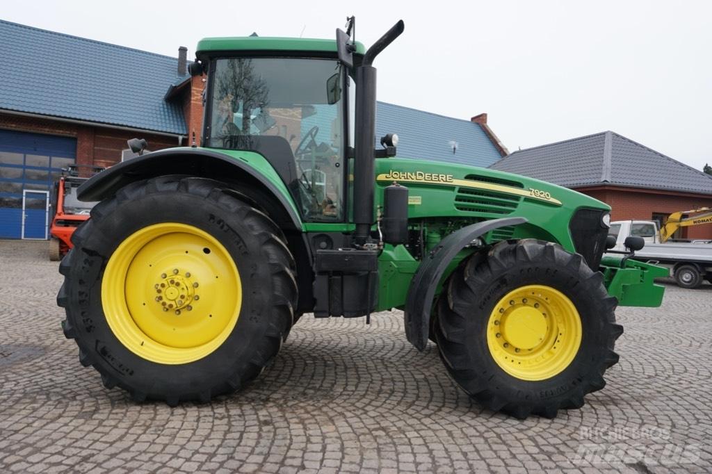 John Deere 7920 Traktori