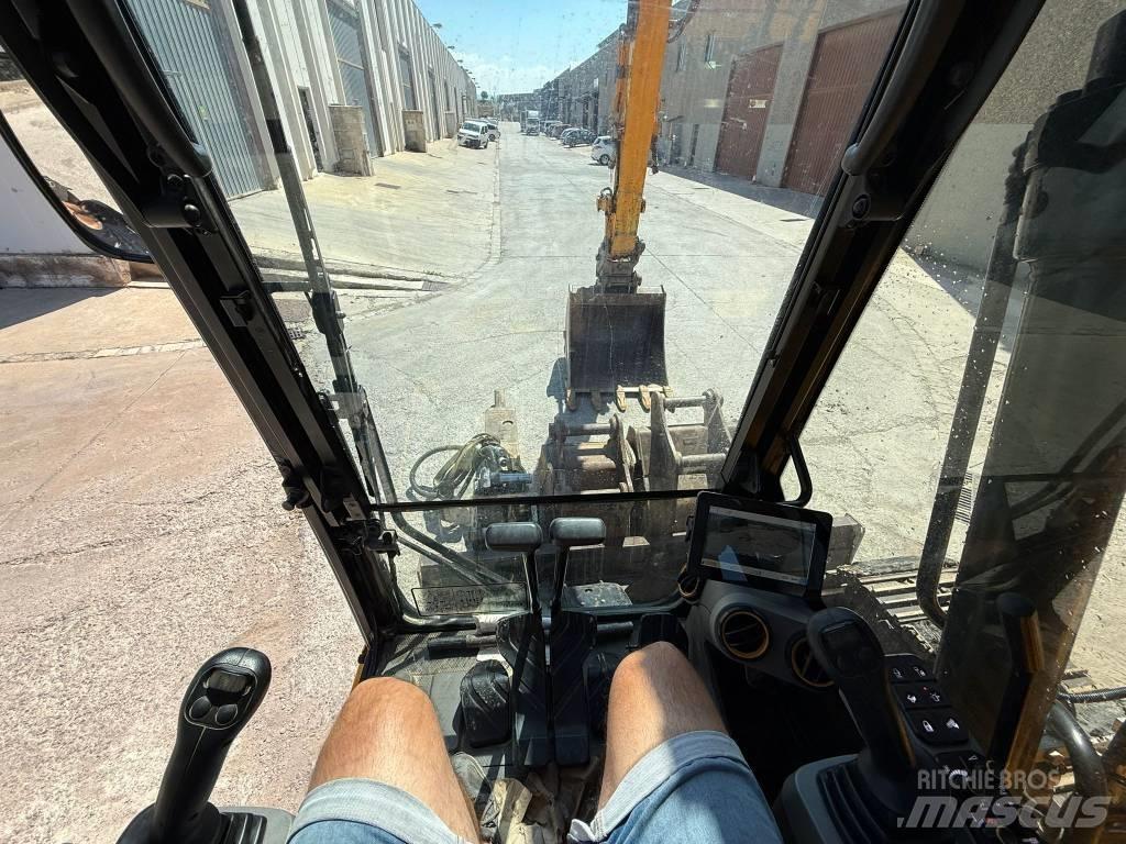 JCB 131 X LCD Bageri guseničari
