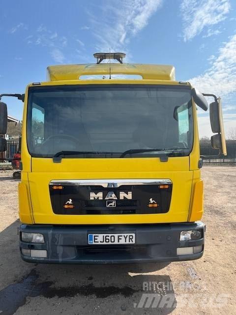 MAN 7.150 Kamioni sa ravan platformom / vitlom