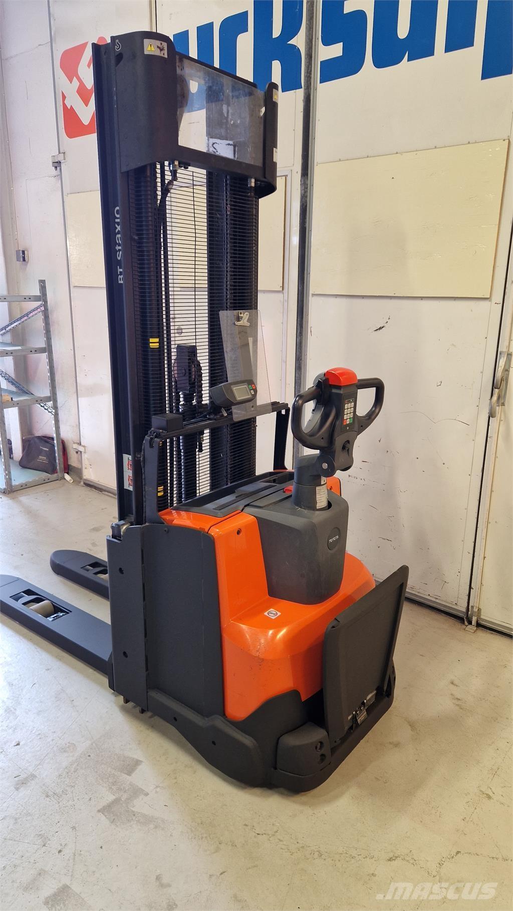 Toyota SWE140L Samopogonski ručni viljuškari