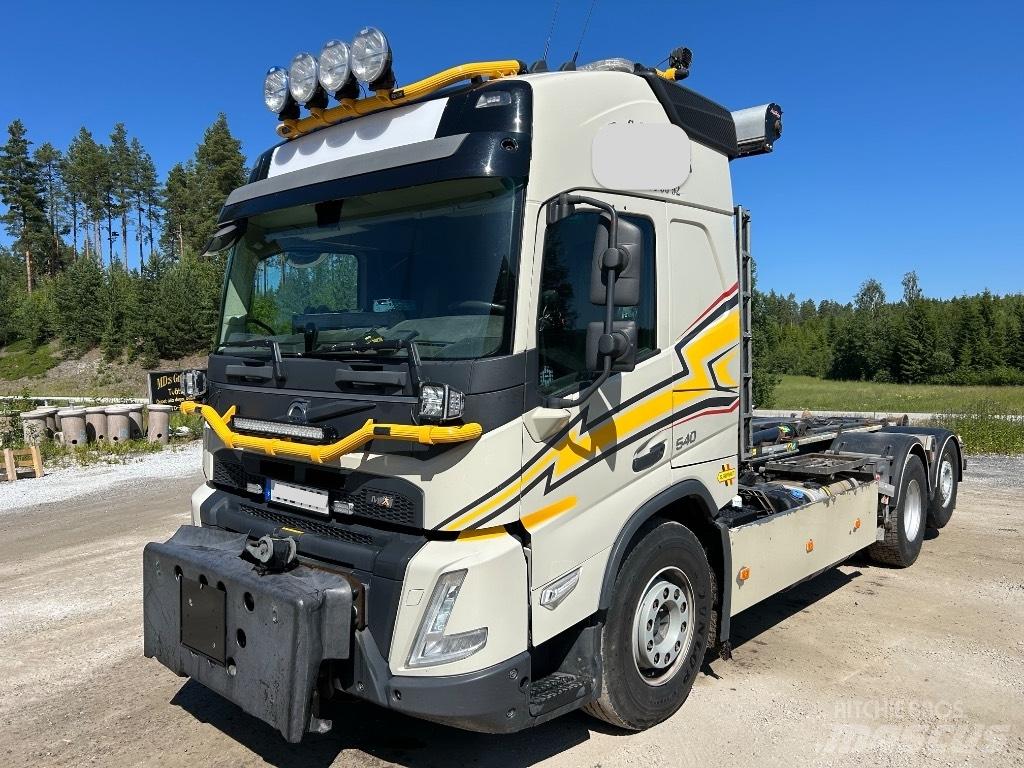 Volvo FMX 540 Rol kiper kamioni sa kukom za podizanje tereta