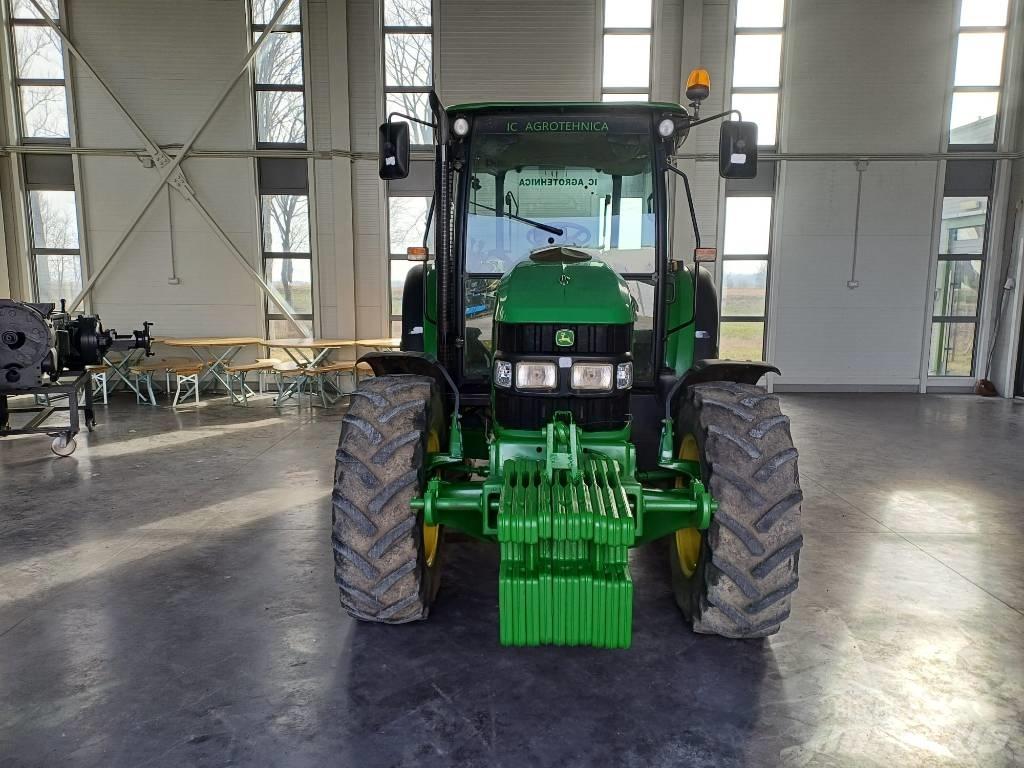 John Deere 5100 R Traktori
