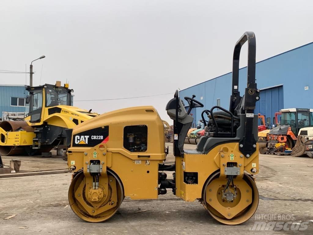 CAT CB 22B Valjci sa duplim bubnjem