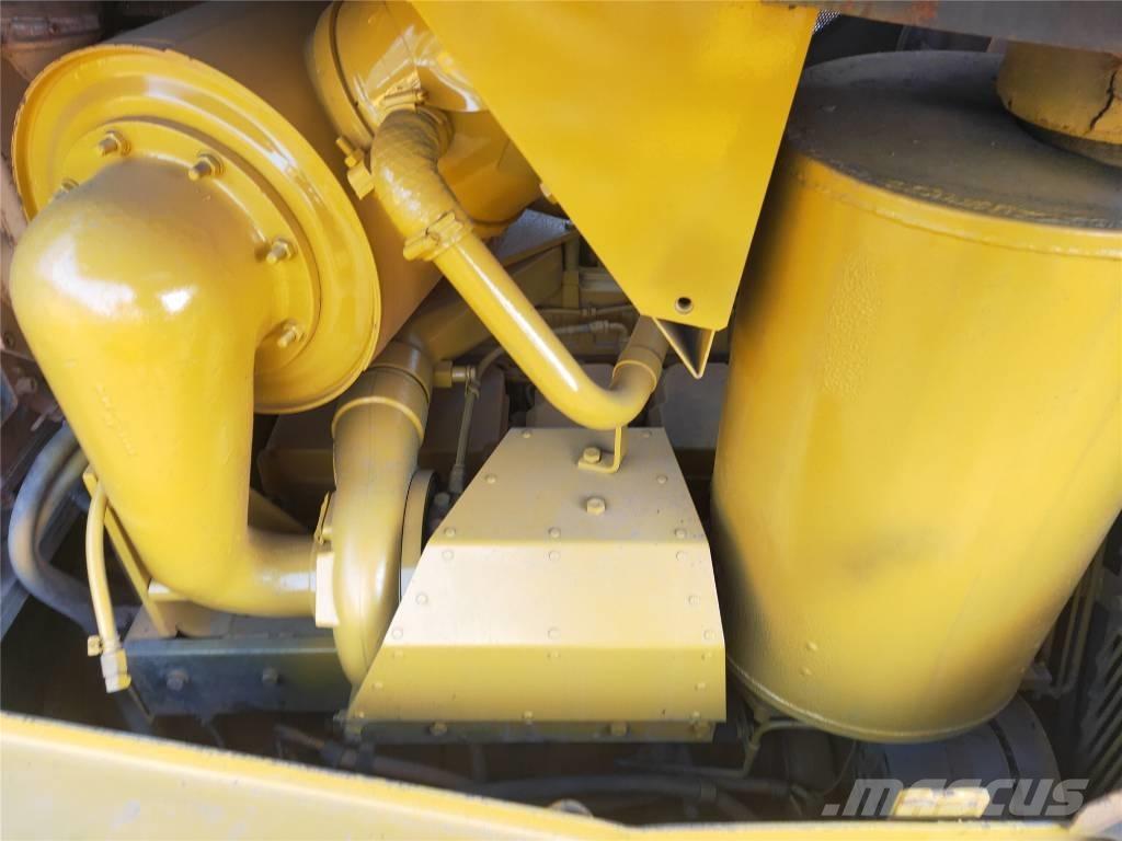 Komatsu D155AX-5 Buldožeri guseničari