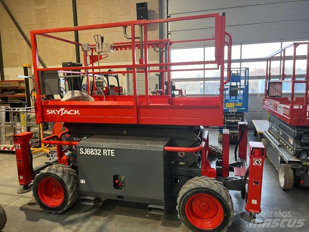 SkyJack SJ 6832 RTE Makazaste platforme