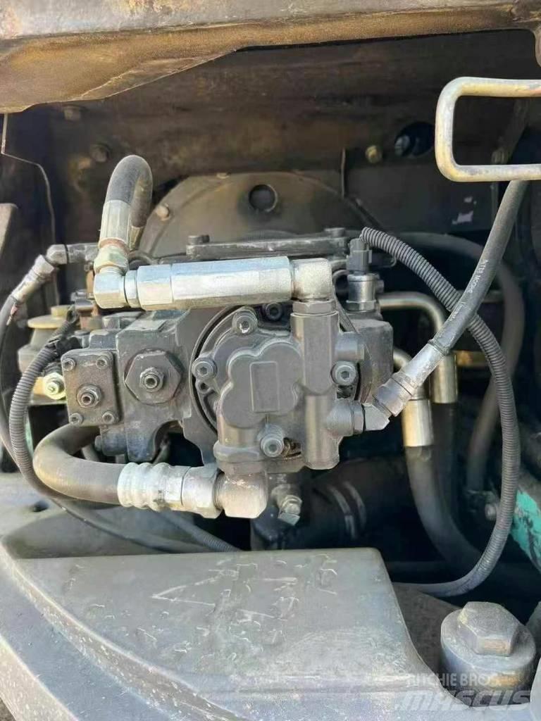 Kobelco SK135 Bageri guseničari