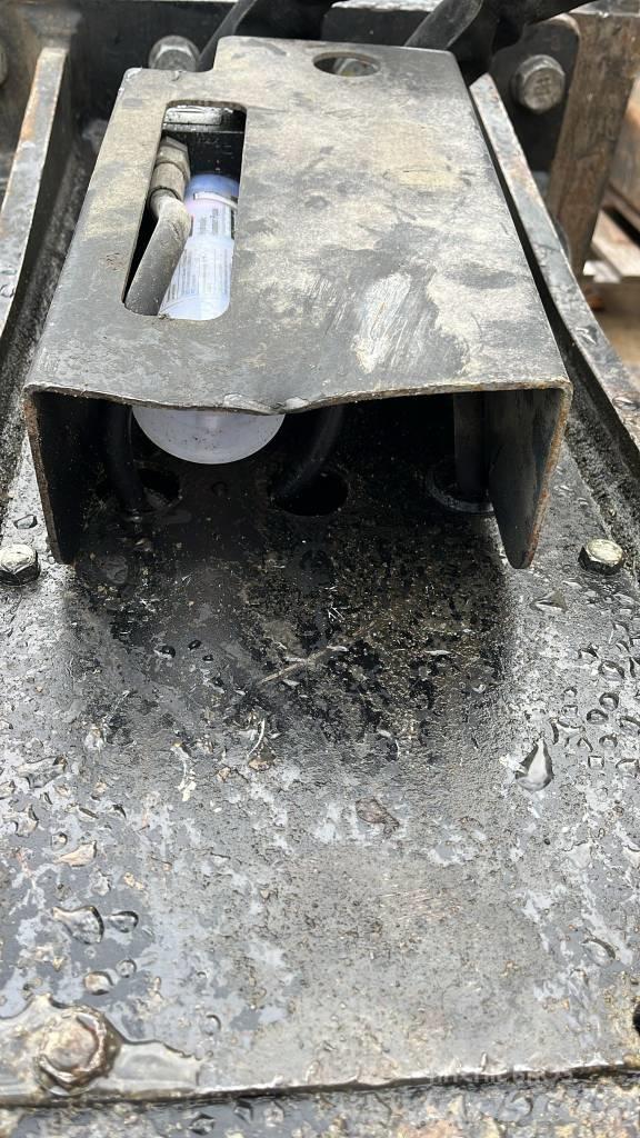 CAT H 115 Čekići