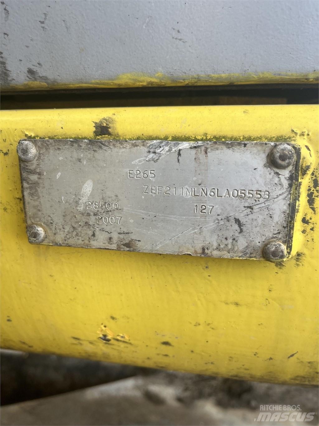 New Holland E 265 B Bageri guseničari
