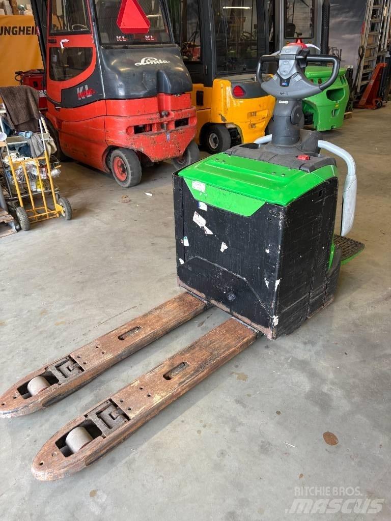 Cesab P322 Nisko podizni električni viljuškar sa stajalištom