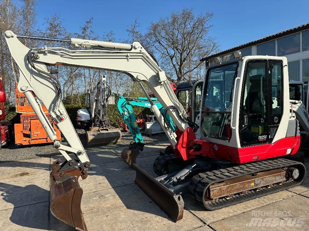 Takeuchi TB250 Mini bageri < 7t