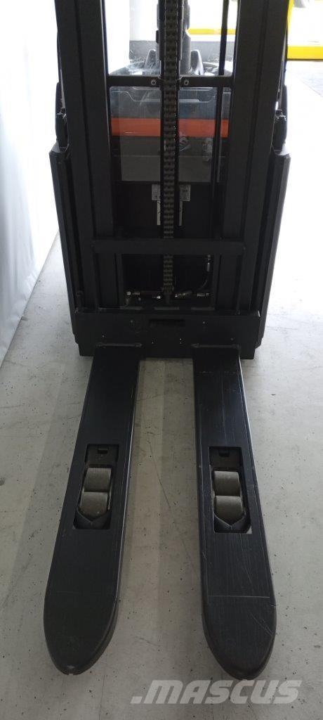 Toyota SPE160L Samopogonski ručni viljuškari