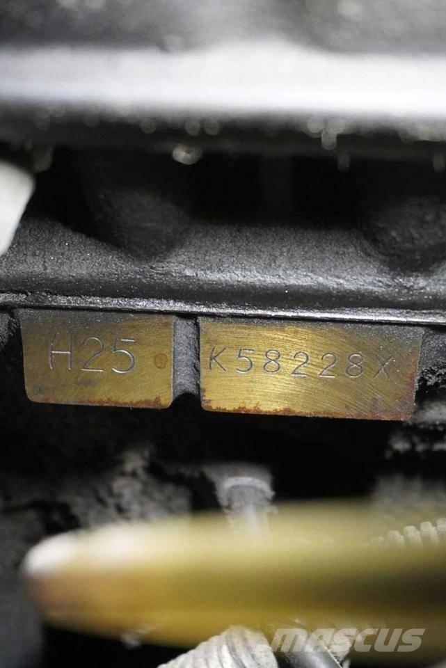 Nissan UGD02 A 32 PQ Plinski viljuškari