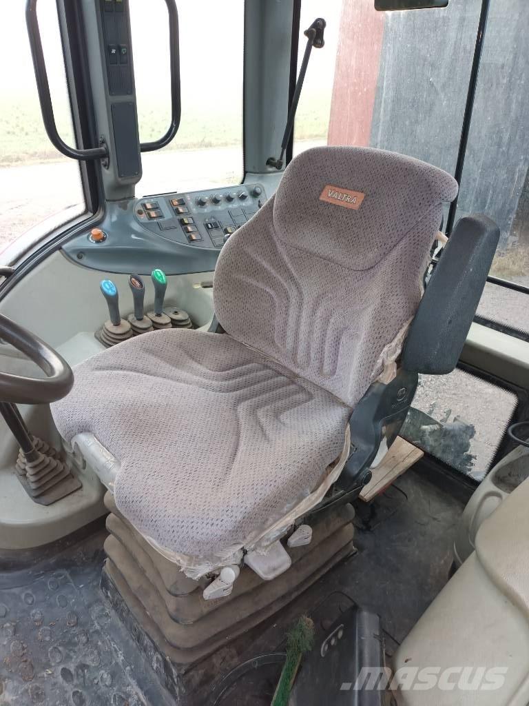 Valtra N 141 Traktori