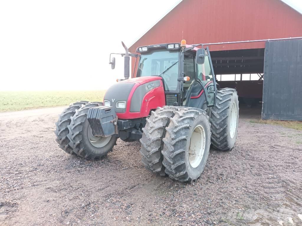 Valtra N 141 Traktori