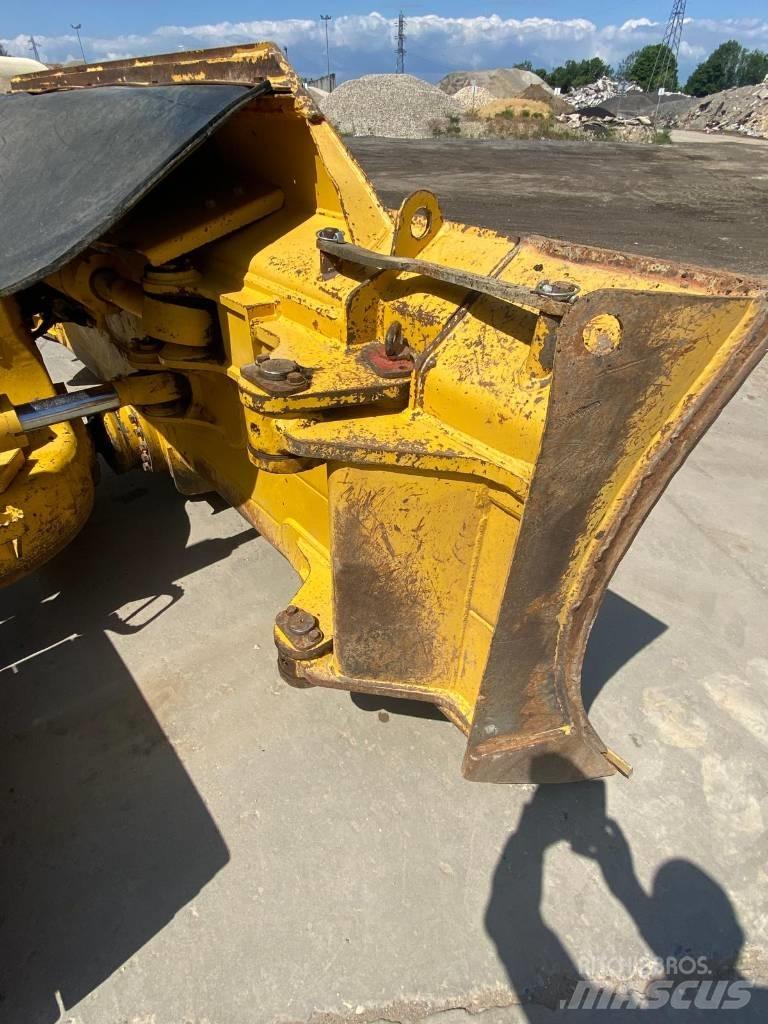 Komatsu D61PX24 Buldožeri guseničari