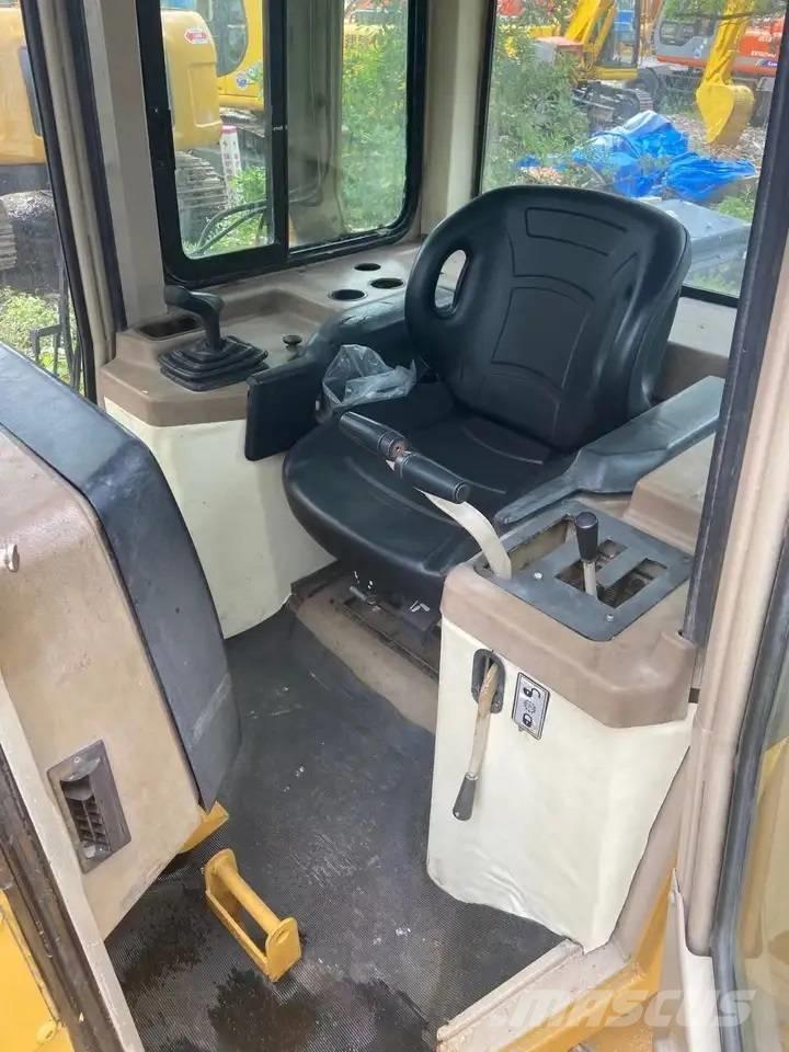 CAT D5M Buldožeri guseničari