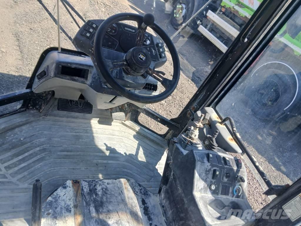CAT 906 Kabine i unutrašnjost