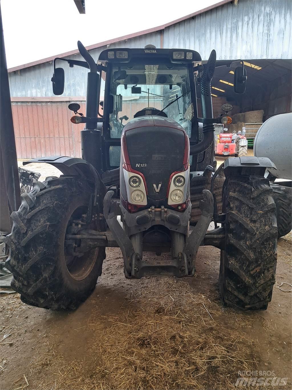 Valtra N123 Traktori