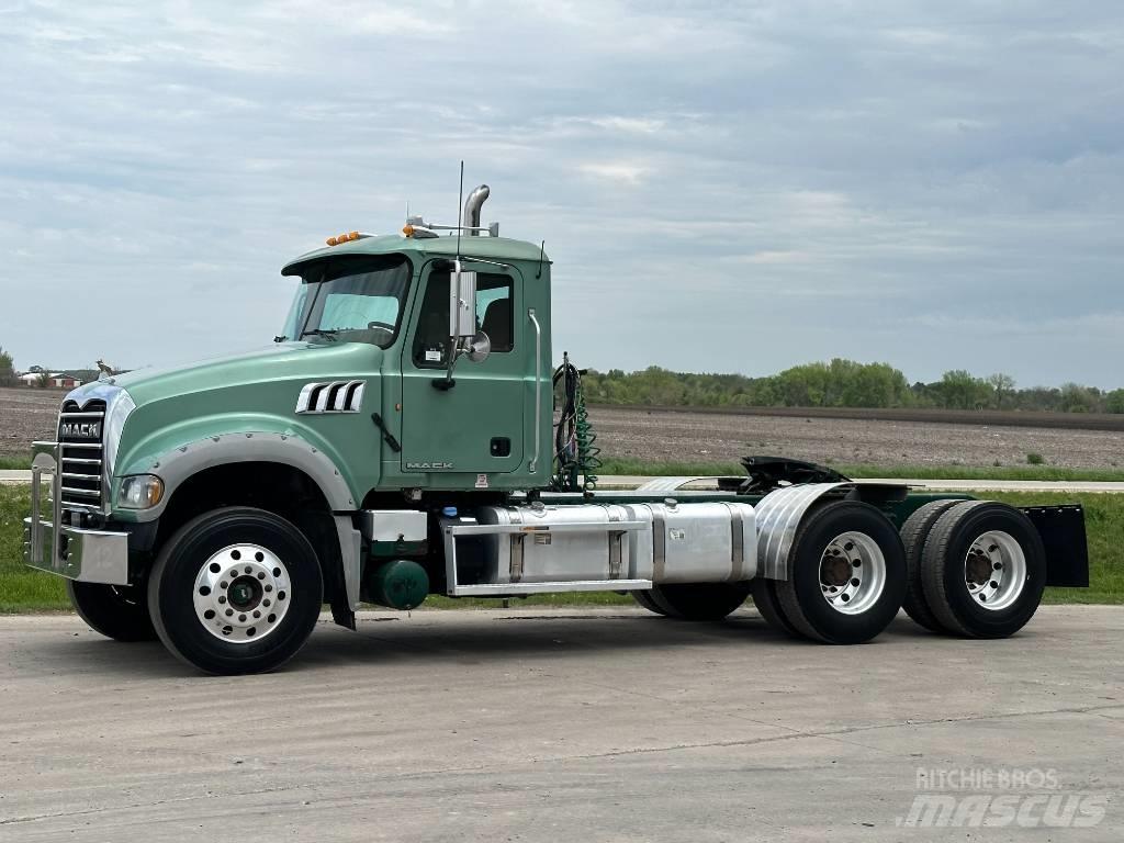 Mack GU713 Tegljači