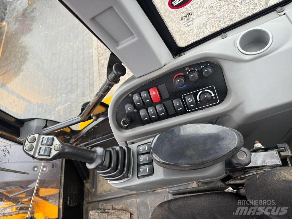 JCB TM 320 Poljoprivredni teleskopski utovarivači