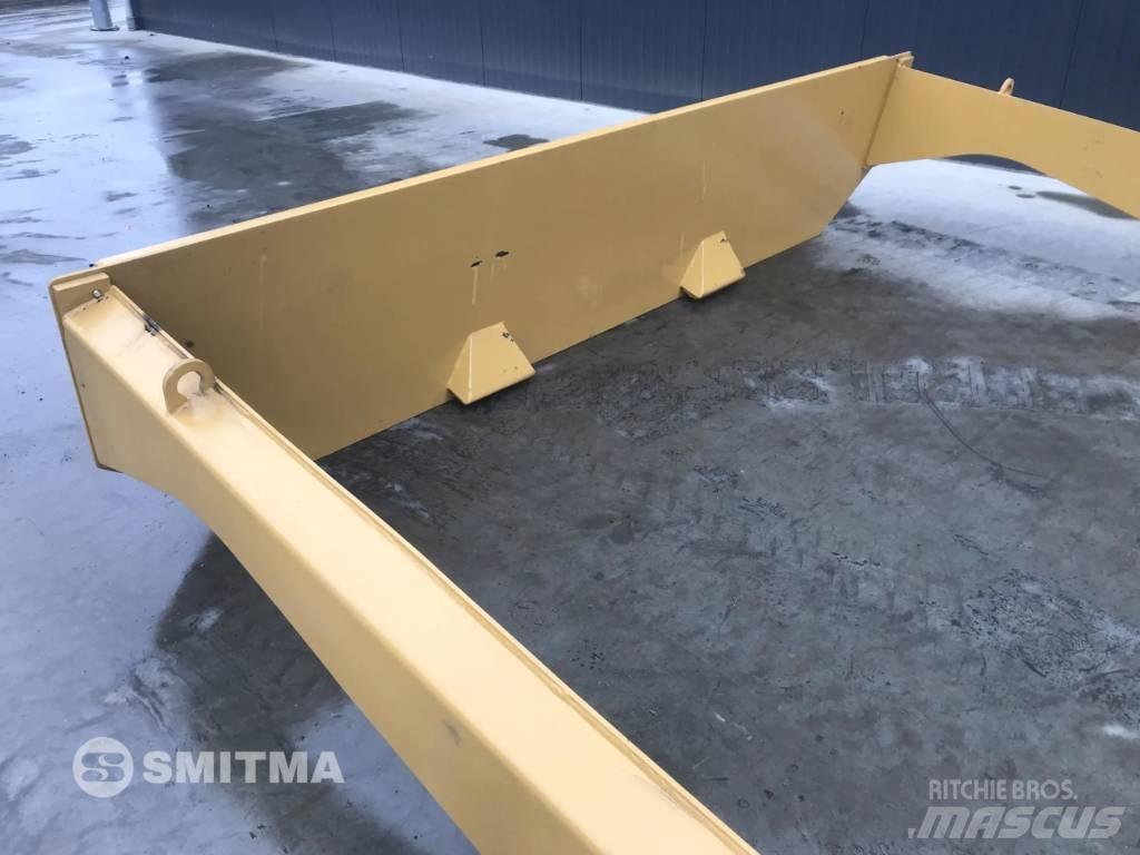 CAT 735B Tailgates