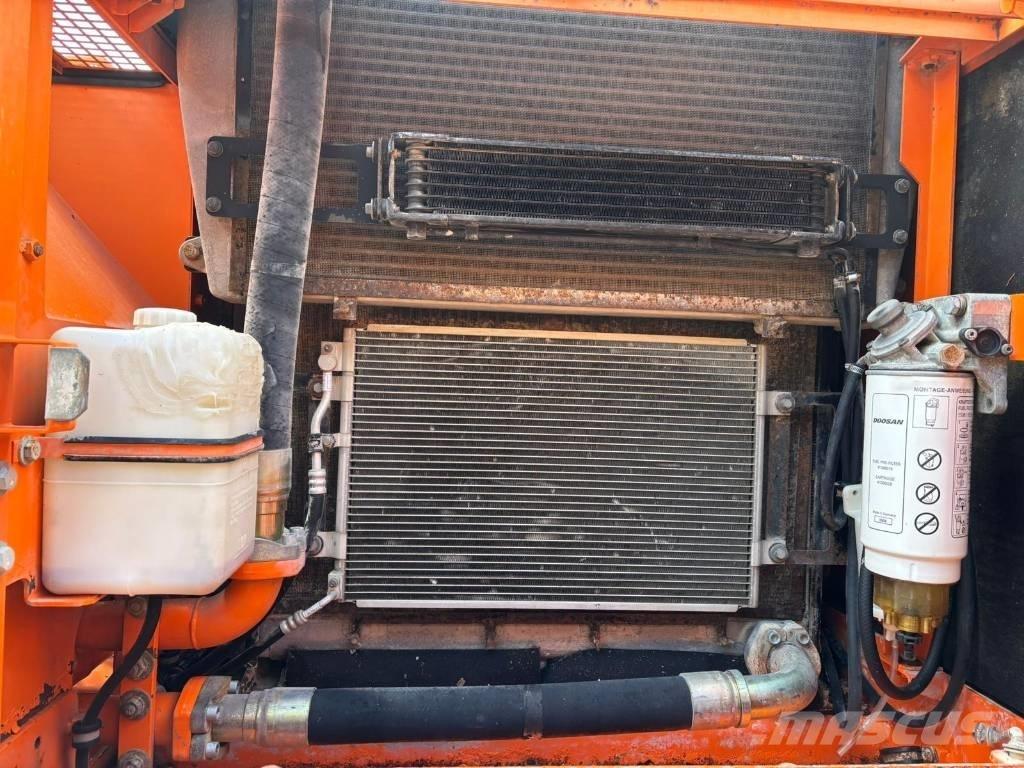 Doosan DX 300 LC Bageri guseničari