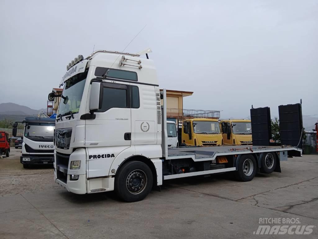 MAN TGX 26.560 Kamioni sa ravan platformom / vitlom