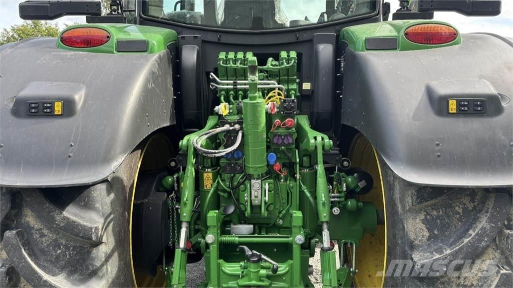 John Deere 6R215 Traktori