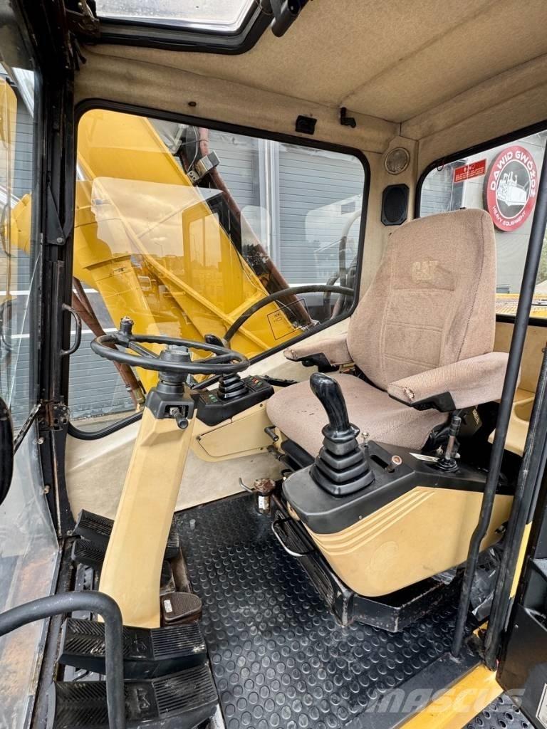 CAT M 318 Bageri točkaši