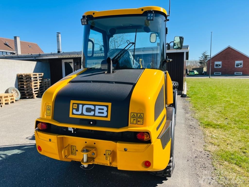JCB 407 Višenamenski utovarivači