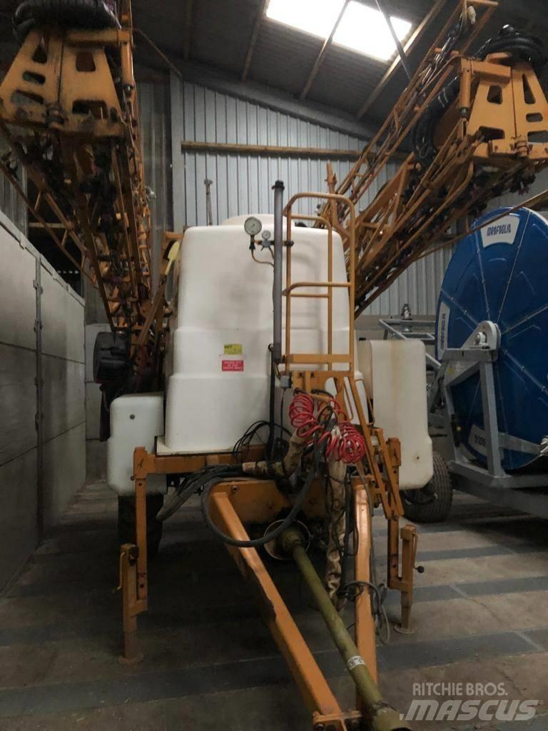 Knight EUA 3800 Vučene prskalice