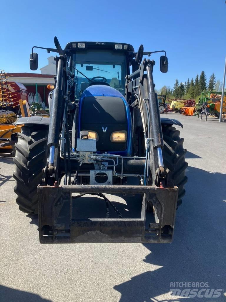 Valtra T 151 Traktori