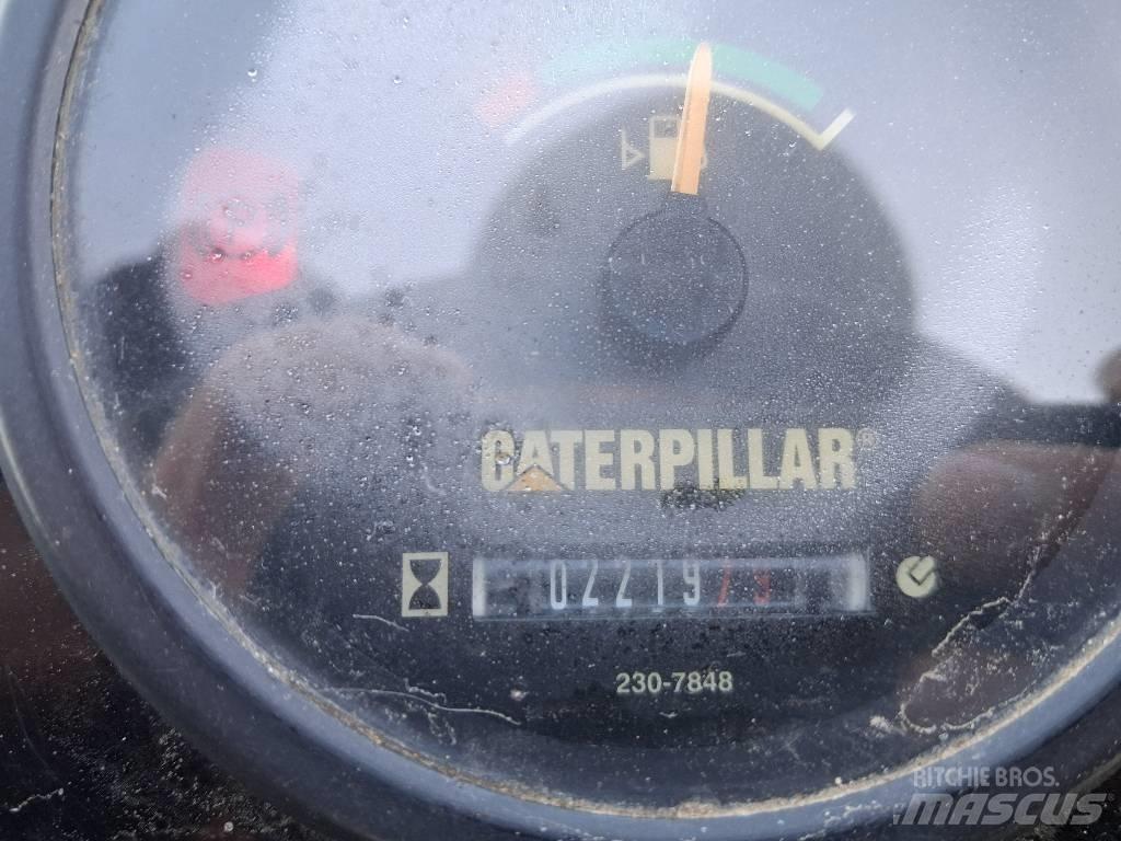 CAT CB 24 Valjci sa duplim bubnjem