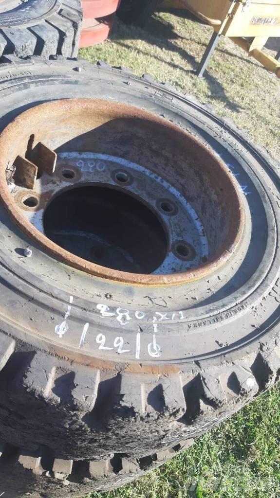 Clark 8 T Gume, točkovi i felne