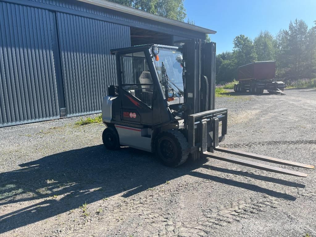 Nissan FGD02A320 Dizelski viljuškari