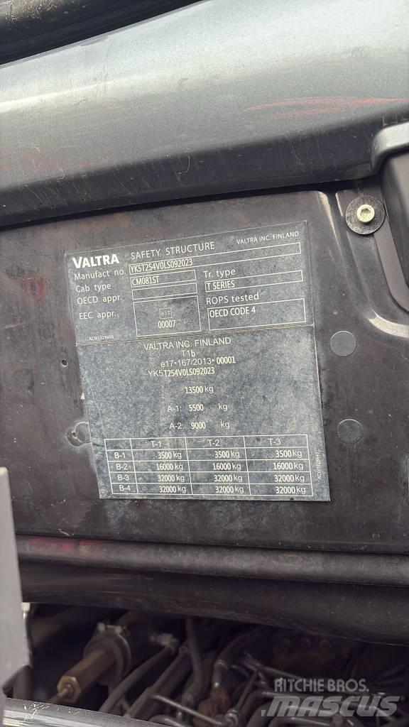 Valtra T 254 Traktori