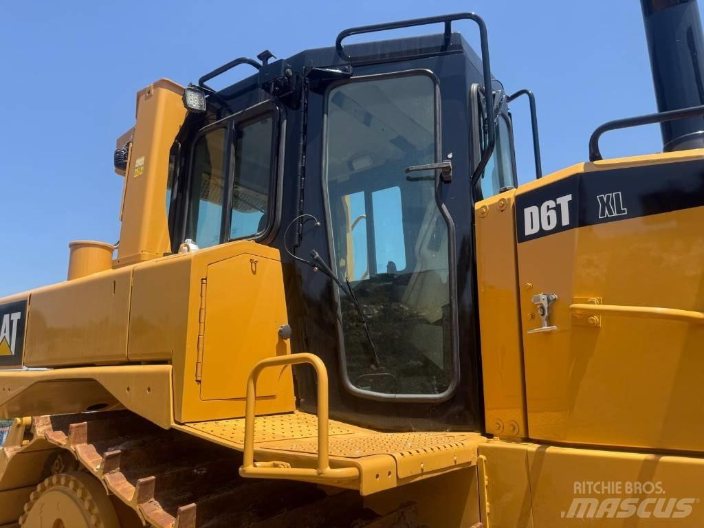 CAT D 6 T XL Buldožeri guseničari