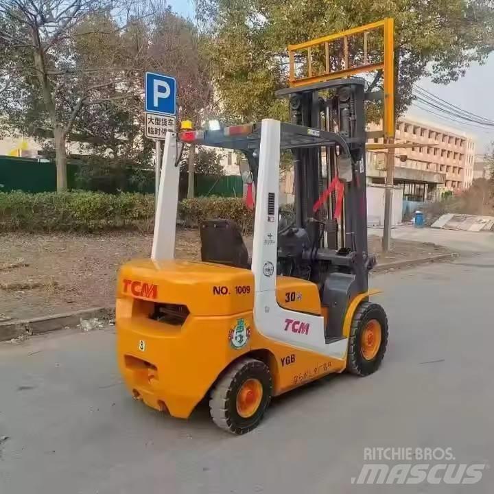 TCM 30 Viljuškari sa pomičnim stupom