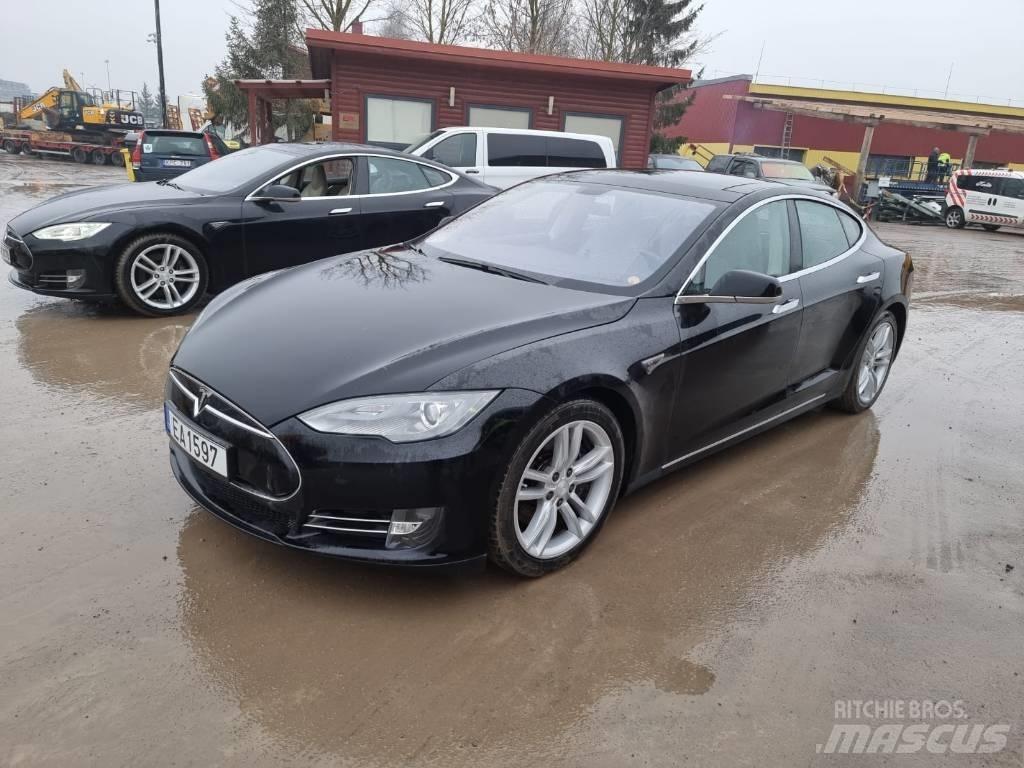 Tesla Model S P85D Automobili