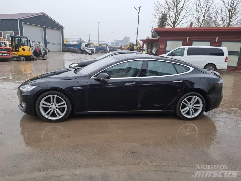 Tesla Model S P85D Automobili