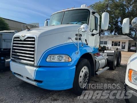 Mack CXN613 Tegljači