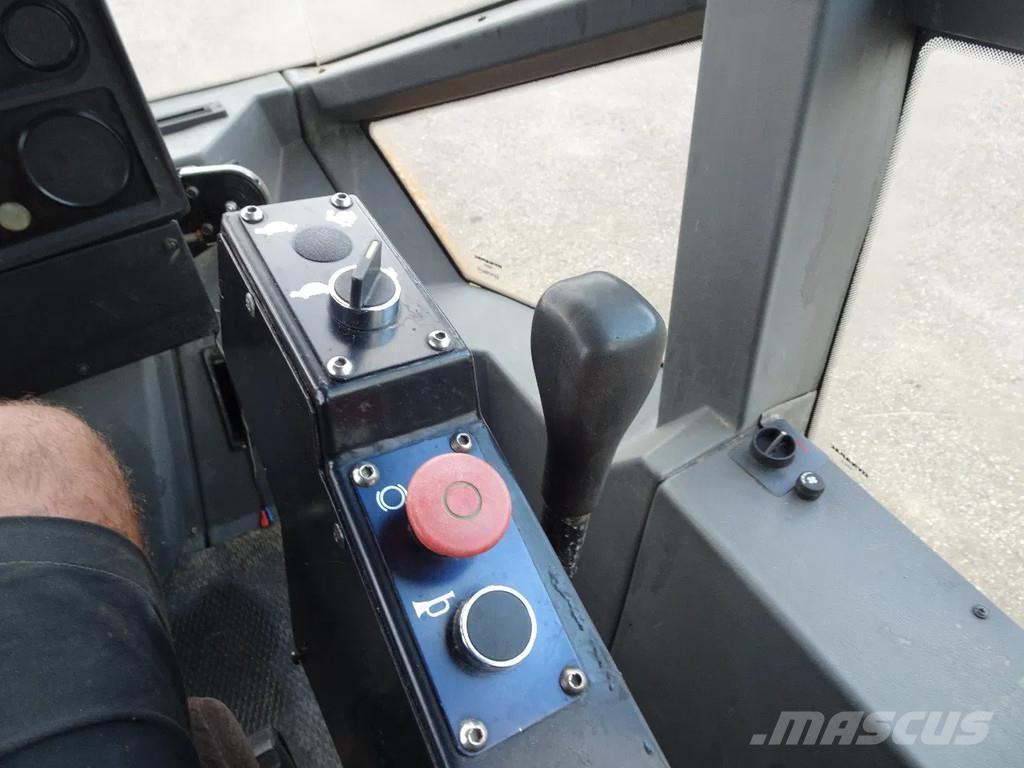 Dynapac CA152D Gumeni valjci na točkovima