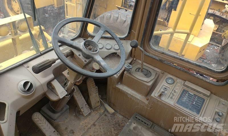 CAT 815 B Nabijači zemlje