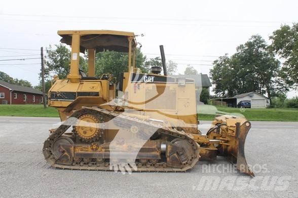 CAT D5M XL Buldožeri guseničari