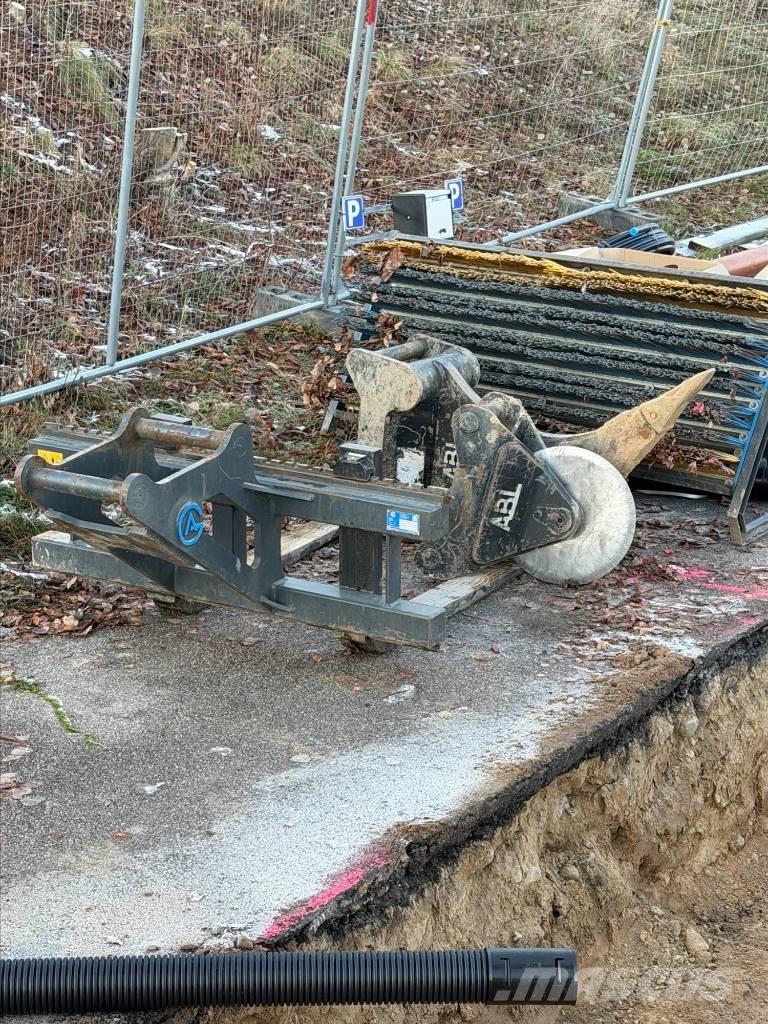 CAT M318 Bageri točkaši