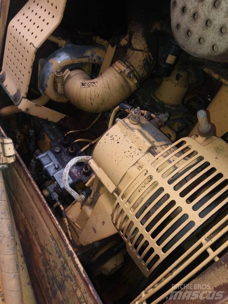 CAT D 4 H Buldožeri guseničari