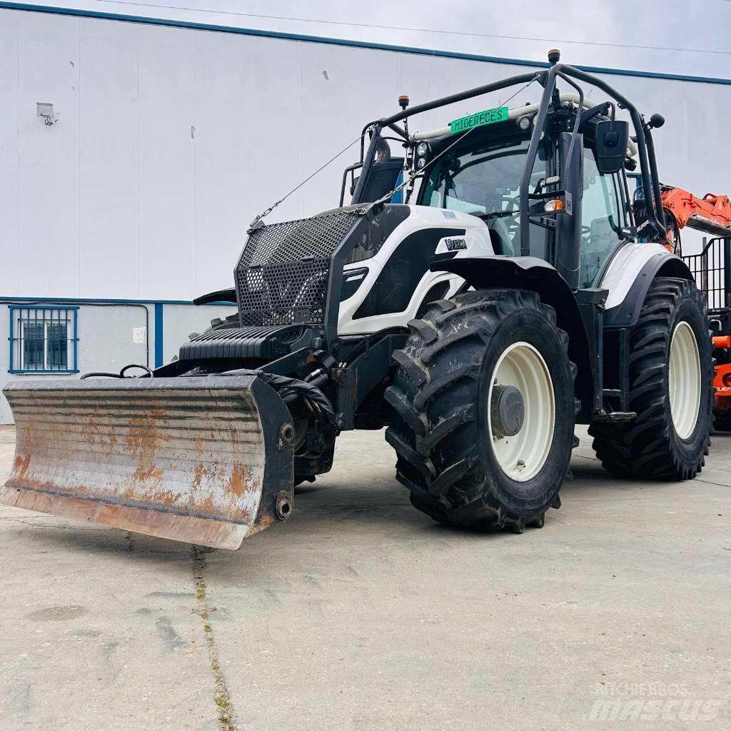 Valtra T 174 Traktori