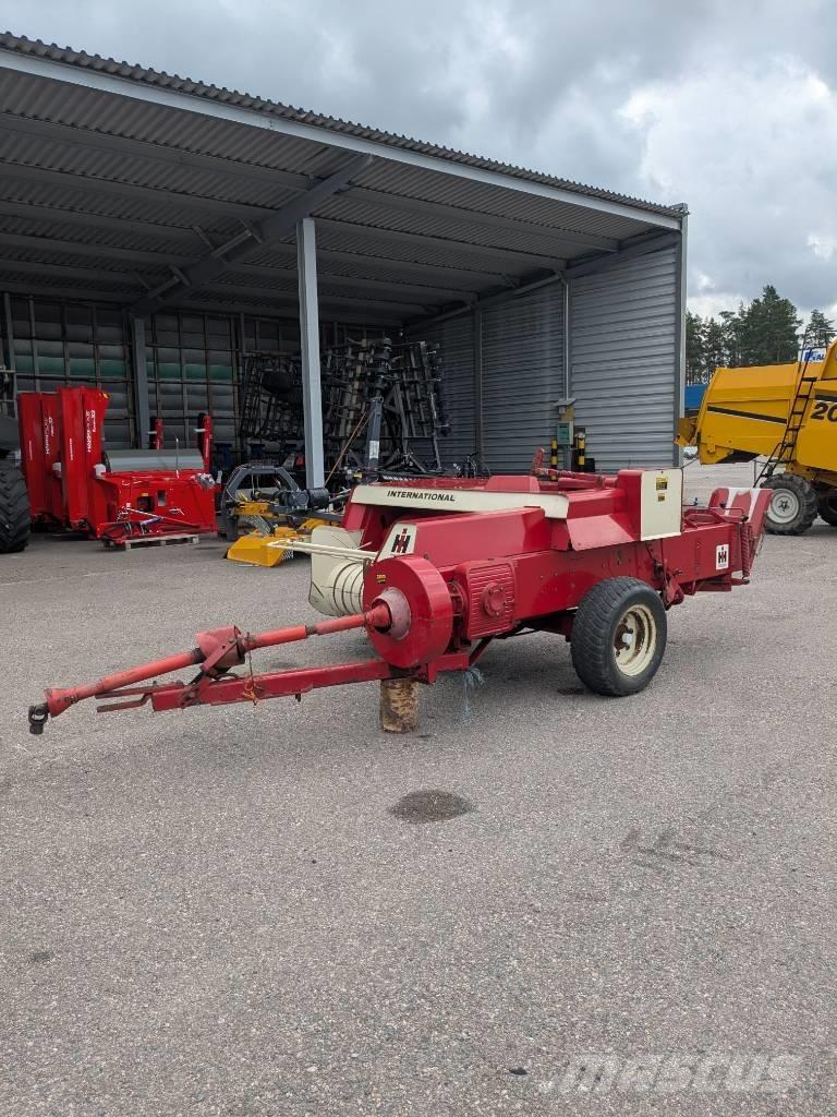 International 430 T Prese/balirke za četvrtaste bale