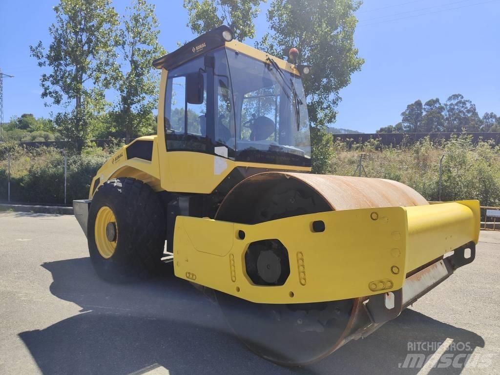 Bomag BW 211 D-50 Gumeni valjci na točkovima